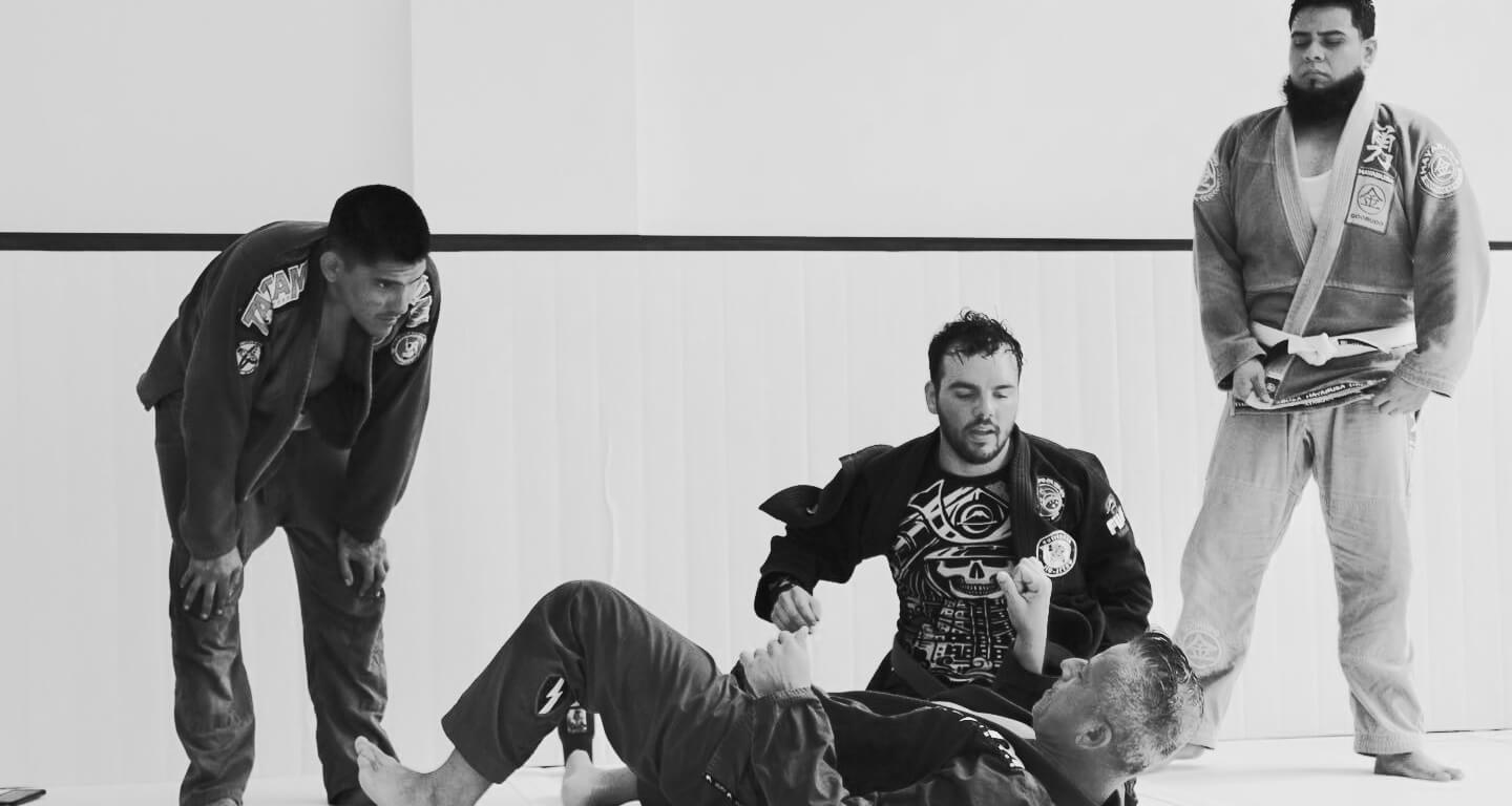 Clase técnica en La Academia Jiu Jitsu